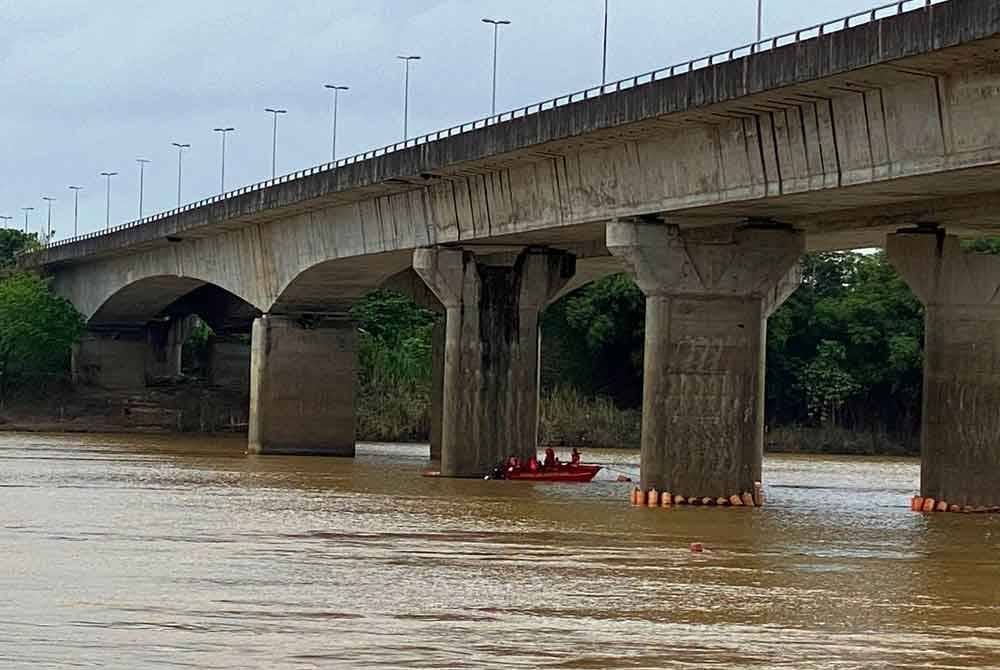 Jabatan Bomba dan Penyelamat Malaysia (JBPM) Kelantan melihat pembinaan pagar atau penghadang dibina di enam jambatan utama di negeri ini sudah menjadi keperluan mendesak dalam usaha mengurangkan kes terjun ke dalam sungai daripada terus berlaku pada masa akan datang.