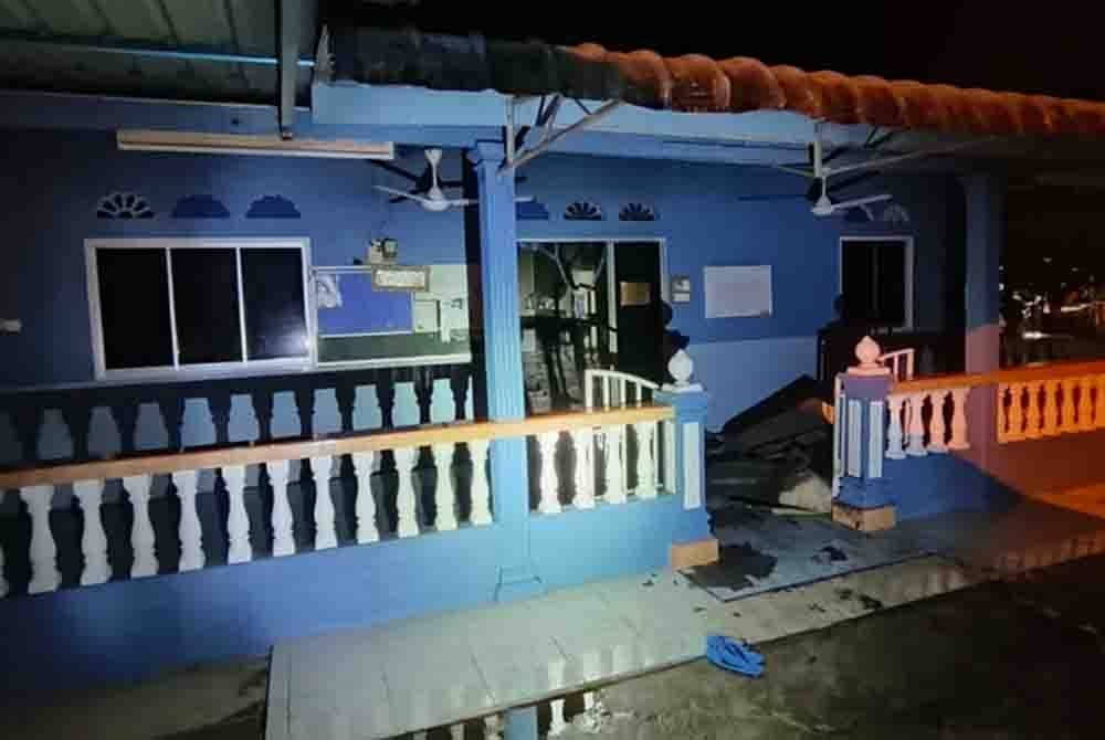 Kebakaran di Surau Ar-Raudah di Parit Bangas, Sri Medan, Batu Pahat yang musnah dalam kebakaran pada malam Isnin.