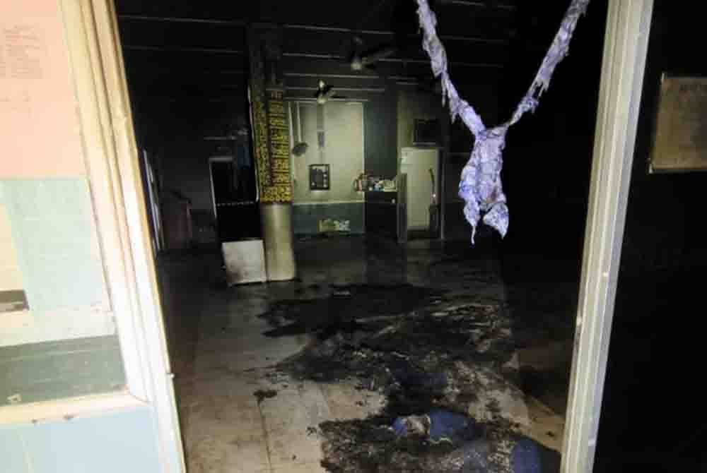 Permaidani, perabot dan pendingin hawa termasuk sistem pendawaian musnah dalam kebakaran di Surau Ar-Raudah. Foto bomba Johor