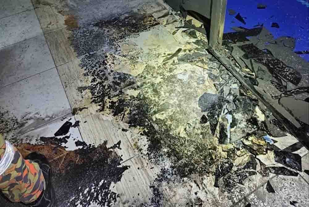 Bahagian dalam Surau Ar-Raudah di Parit Bangas, Sri Medan, Batu Pahat yang terbakar dalam kebakaran pada malam Isnin.