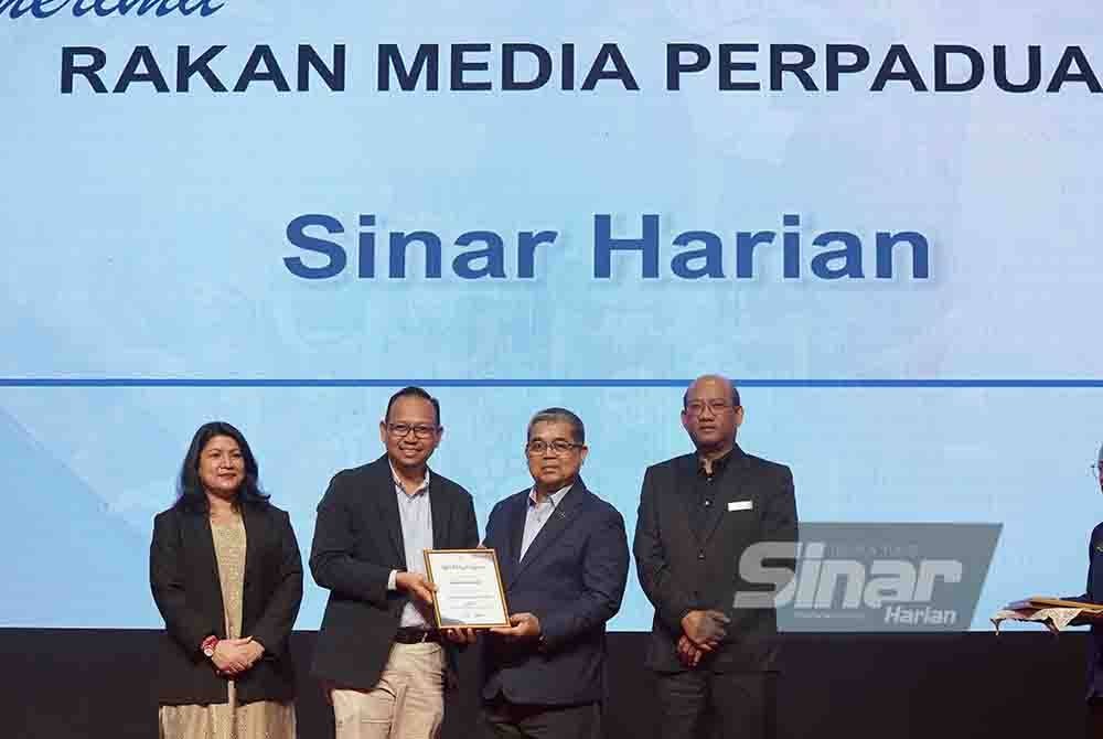 Junhairi menerima sijil penghargaan Rakan Media Perpaduan daripada Aaron pada majlis Amanat Menteri Perpaduan Negara 2024 yang diadakan di Putrajaya pada Selasa. Foto SINAR HARIAN/ROSLI TALIB