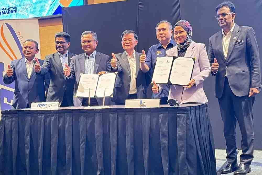 Anthony (tiga dari kanan) dan Kon Yeow (empat dari kanan) menyaksikan majlis menandatangani MoU antara RAC dan LPNPP untuk membangunkan Kampung Manis.