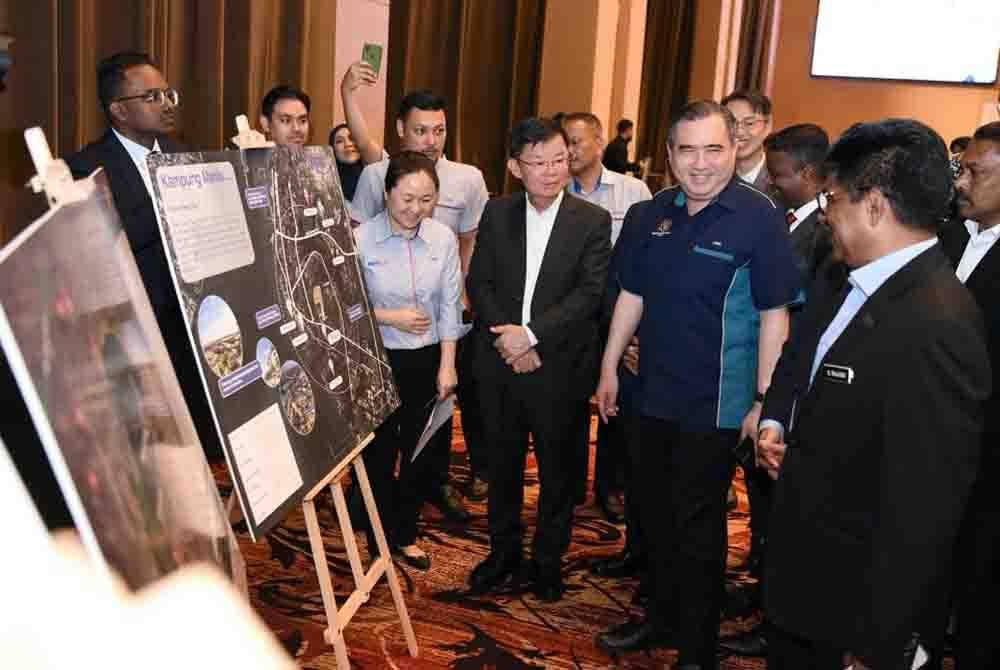 Anthony (dua dari kanan) melihat dan diberi penerangan mengenai pembangunan Kampung Manis di sebuah hotel pada Selasa.