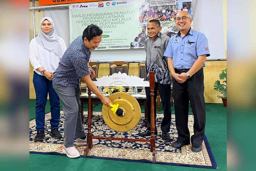 Dr Wan Rosli (dua dari kiri) bersama Dr Mohd Zulkifli (kanan) semasa Majlis Perasmian Penutup Program Tamat Latihan Pekerjaan OKU Melalui Projek Pertanian Bersepadu.