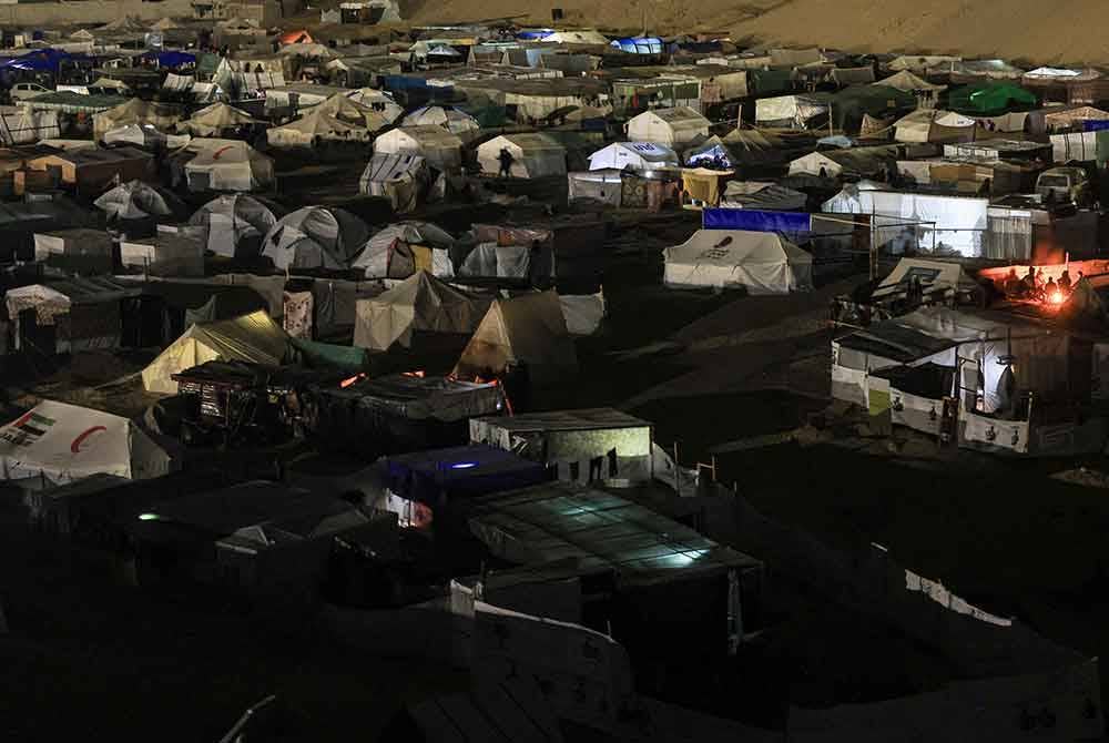 Keadaan kem sementara untuk penduduk Palestin di barat Rafah berhampiran sempadan Mesir. Foto AFP