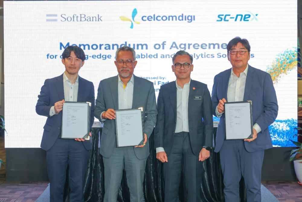 Dari kiri: Kudo, Idham, Fahmi dan Okawara pada Majlis Menandatangani Memorandum Persefahaman antara CelcomDigi, SoftBank dan SC-NEX yang diadakan di Kuala Lumpur pada Isnin.