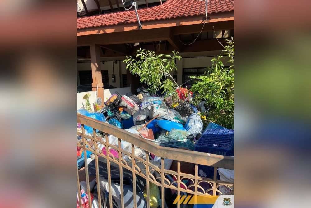 Sebanyak 1.4 tan sampah telah dikutip dari rumah teres dua tingkat di daerah Timur Laut dalam operasi bersepadu pada Isnin. Foto Facebook MBPP