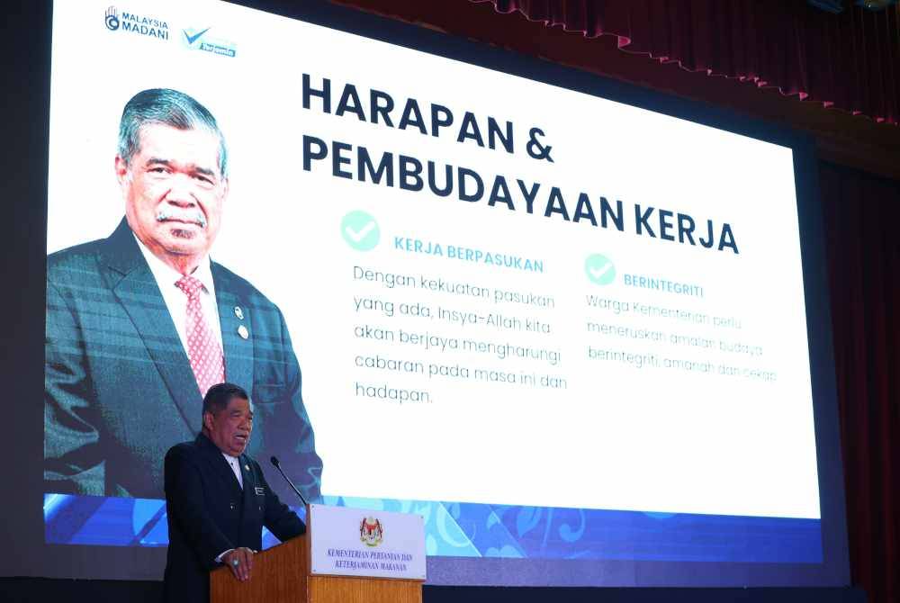 Mohamad ketika menyampaikan amanat pada Majlis Amanat Tahun Baharu 2024 Menteri bersama warga kerja KPKM di Wisma Tani pada Selasa. Foto Bernama