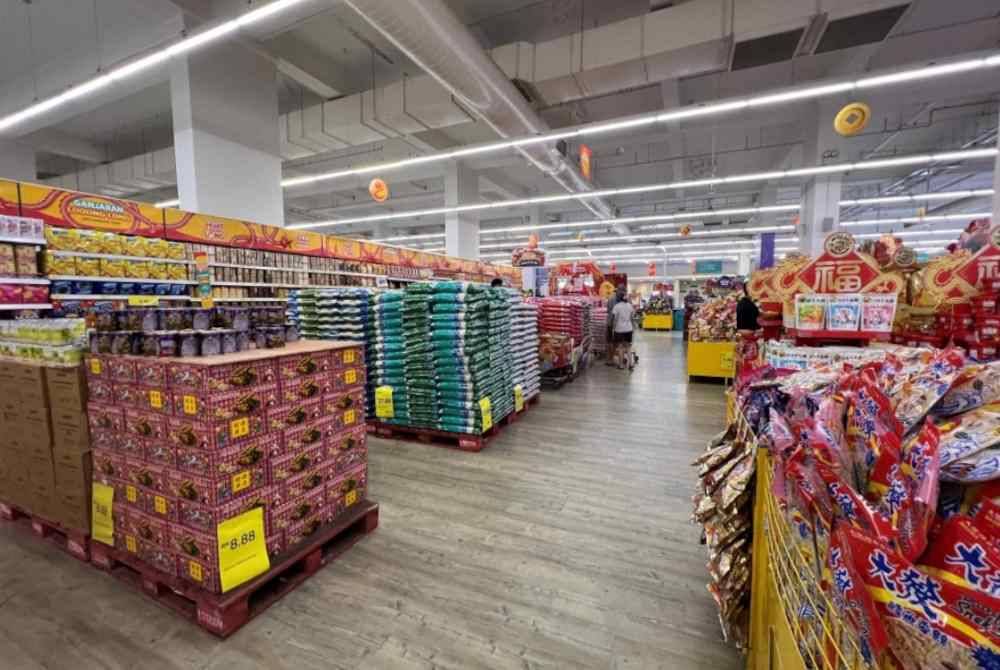 Sepanjang tempoh kempen SSHLL, pelanggan boleh mencuba sampel produk, memenangi hadiah dan juga membeli pelbagai jenis barangan jenama terkenal pada harga promosi di CNY Pavilion Lotus’s.