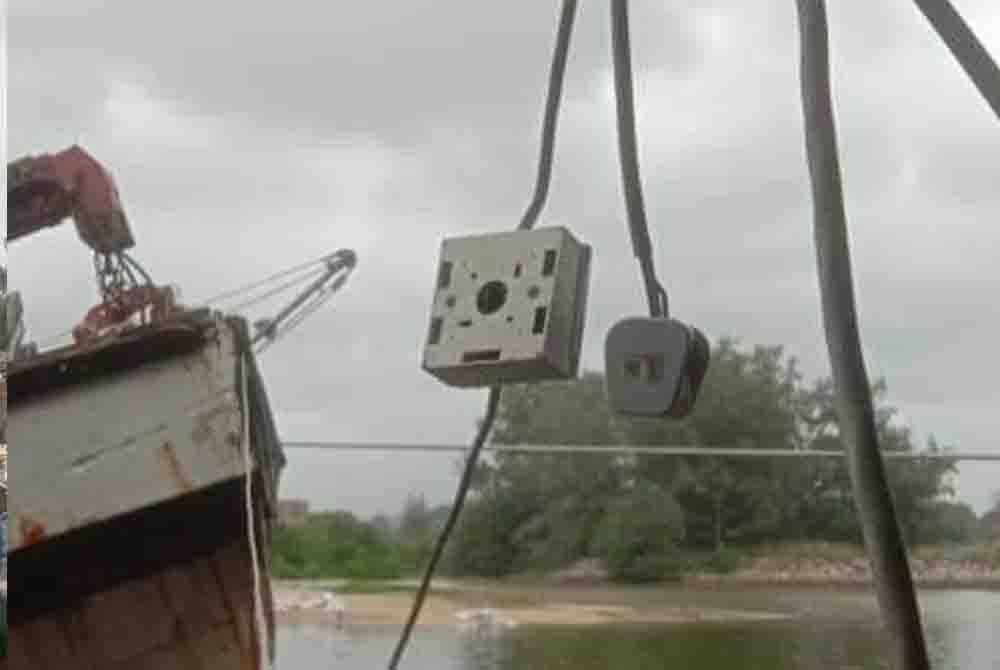 Keadaan di lokasi kejadian ketika mangsa ditemukan meninggal dunia di atas bot di kuala Sungai Marang, pada pagi Selasa. FOTO: Jabatan Bomba dan Penyelamat Malaysia (JBPM).