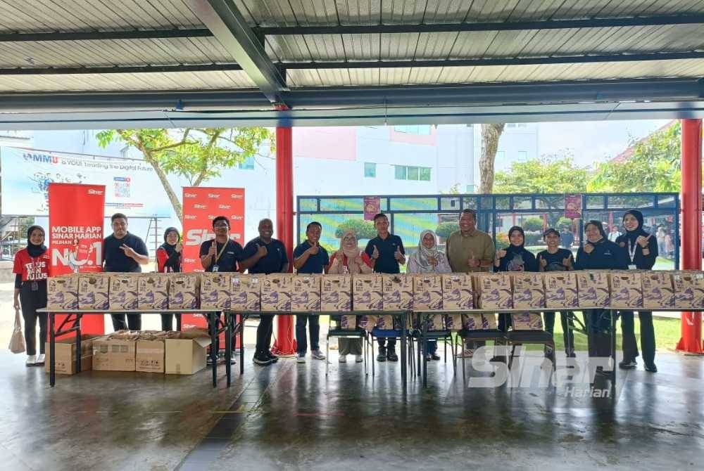 Sinar Harian bergambar bersama wakil Taco Bell Malaysia ketika Program Taco Bell Give Away di Central Plaza, Universiti Multimedia (MMU) pada Selasa.