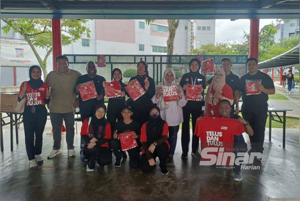 Sinar Harian bergambar bersama wakil Taco Bell Malaysia ketika Program Taco Bell Give Away di Central Plaza, Universiti Multimedia (MMU) pada Selasa.