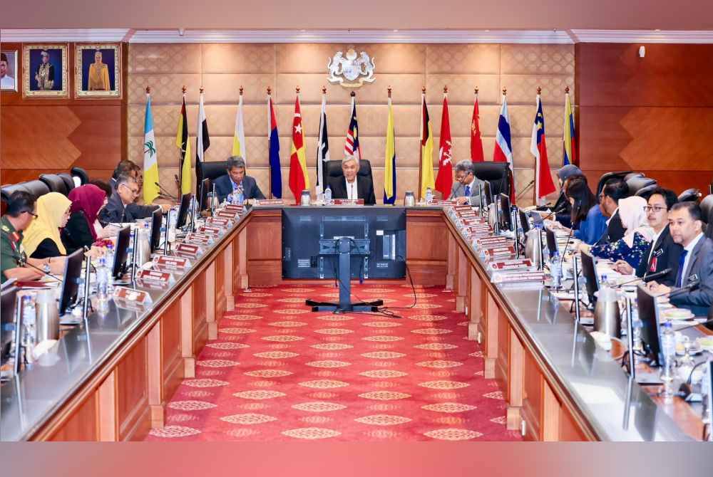 Ahmad Zahid ketika mempengerusikan Mesyuarat Jawatankuasa Peringkat Tertinggi Pengurusan Pelarian dan Pemohon Suaka (JTPPPS) Bilangan 1 Tahun 2024. Foto FB Zahid Hamidi