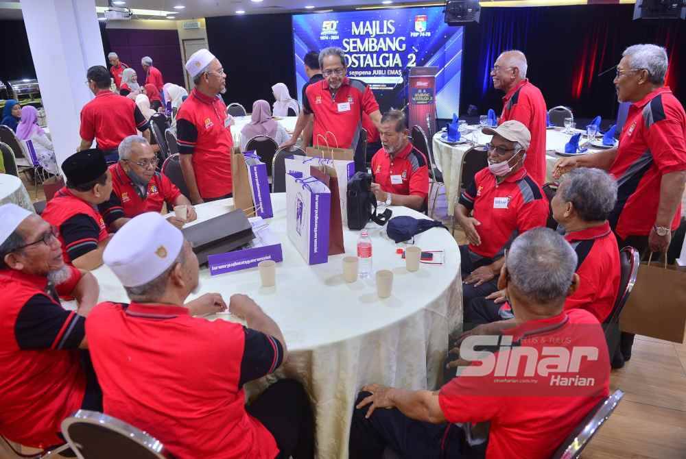 
Seramai 65 alumni dan pensyarah UKM bertemu semula selepas 46 tahun tamat pengajian pada Majlis Sembang Nostalgia 2 Alumni FEP UKM di Kompleks Kumpulan Karangkraf di sini pada Selasa.