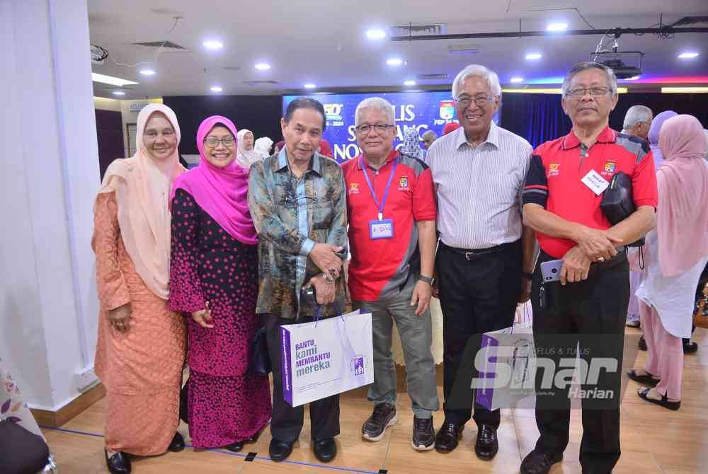 
Hussamuddin (tengah) bersama sahabat alumni dan bekas pensyarah, Syed Othman (tiga daripada kiri).