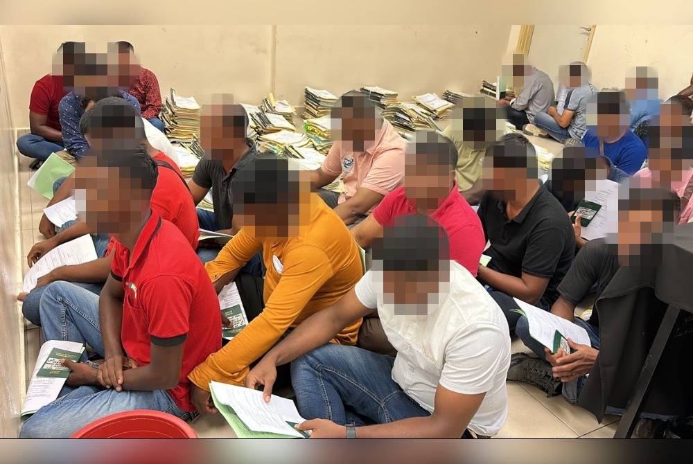 Sebahagian warga asing ditahan JIM Kuala Lumpur di Kompleks KDN Jalan Duta, Kuala Lumpur pada Isnin.