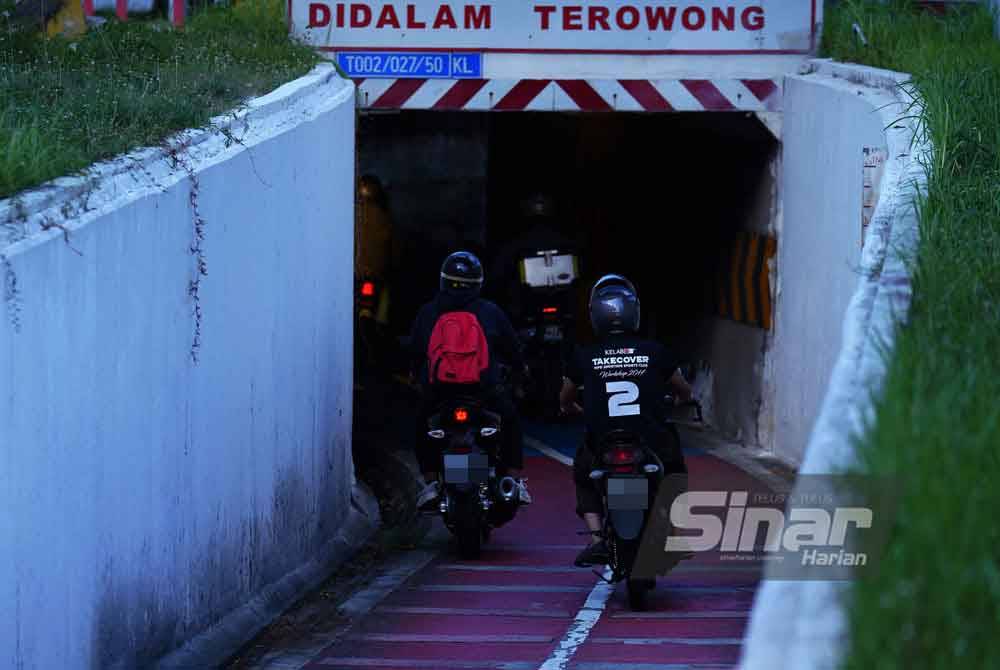 Terdapat terowong sempit dan berliku serta permukaan jalannya yang licin ketika hujan.