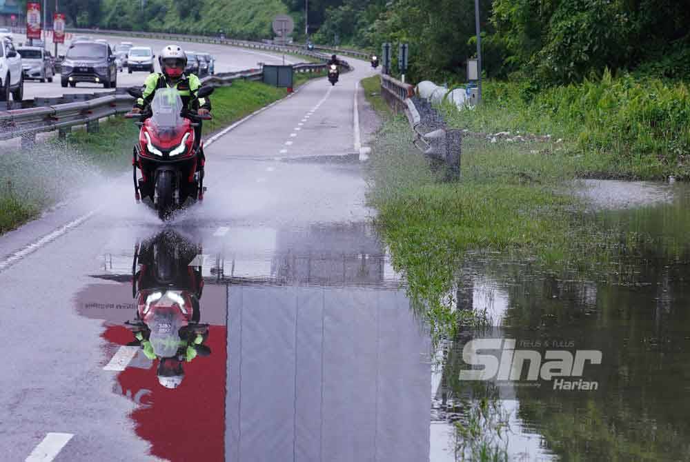 Sistem perparitan yang kurang baik menyebabkan air sering melimpah sehingga ke laluan motor terutama apabila hujan.