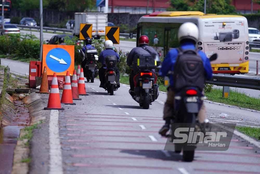 Halangan pada lorong motosikal akibat kerosakan jalan masih ada setelah hampir tujuh bulan dari tinjauan yang pertama. Gambar diambil pada 28/12/ 2023.