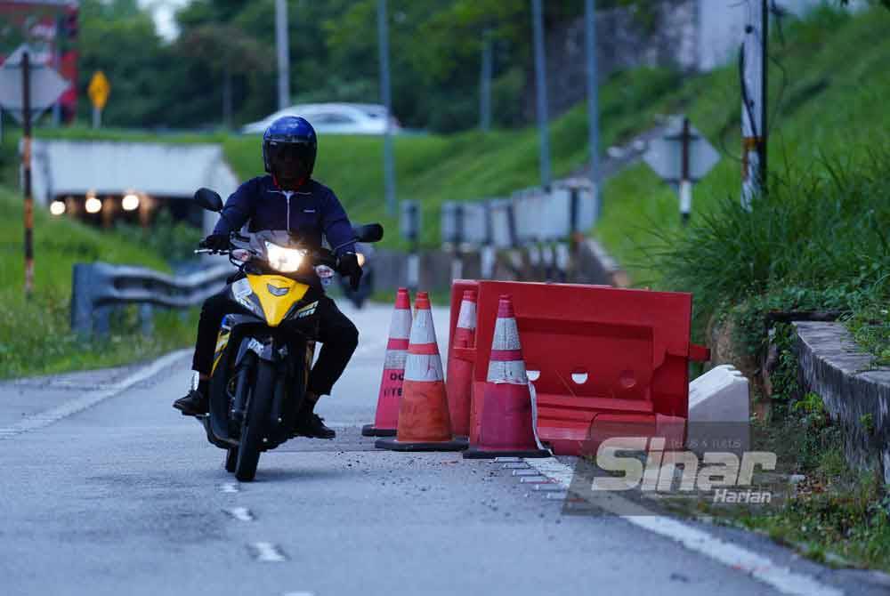 Kon dan penghalang jalan yang diletakan menjadikan laluan sempit kerana telah menghalang satu lorong. Gambar diambil pada 31/05/2023.