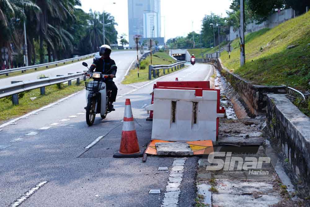 Kon dan penghalang jalan yang diletakan menjadikan laluan sempit kerana telah menghalang satu lorong. Gambar diambil pada 23/08/2023.