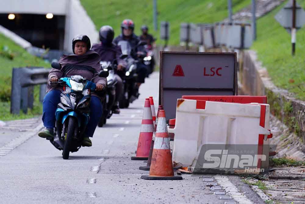 Gambar yang diambil di laluan motosikal di Lebuhraya Persekutuan bagi tempoh berbeza menunjukkan selepas tujuh bulan kerosakan jalan masih belum dibaiki.