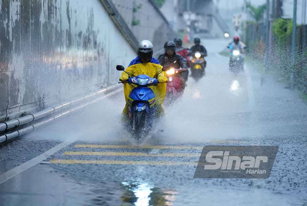 Laluan khas motosikal dinaiki air ketika hujan lebat.