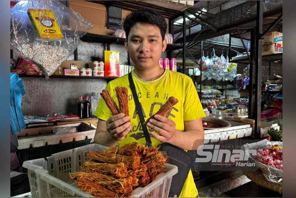 Mohd Firdaus menunjukkan kayu beluru yang dijual. Foto SINAR HARIAN