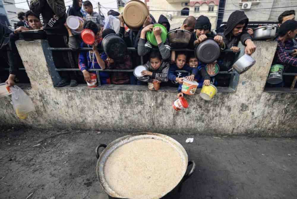 Penduduk Palestin sanggup beratur panjang demi untuk mendapatkan makanan yang diagihkan di kem penempatan sementara.