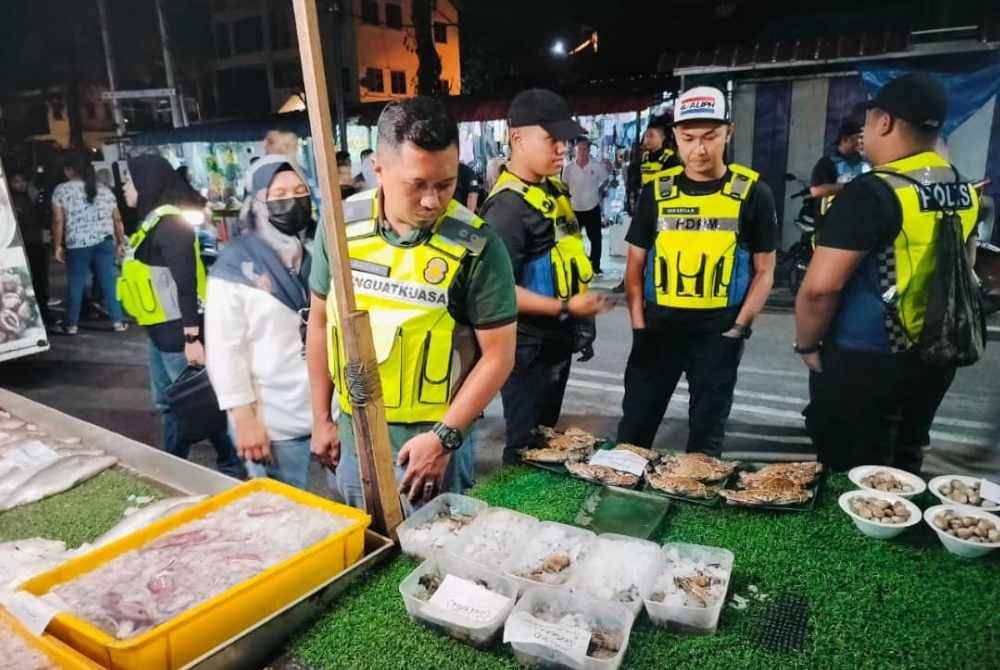 Susulan kejadian tular di media sosial, sepasukan pegawai dan anggota KPDN Perak membuat pemantauan sempena Ops Samar di sekitar Teluk Nipah, di sini selama dua hari sejak Sabtu. Foto KPDN Perak