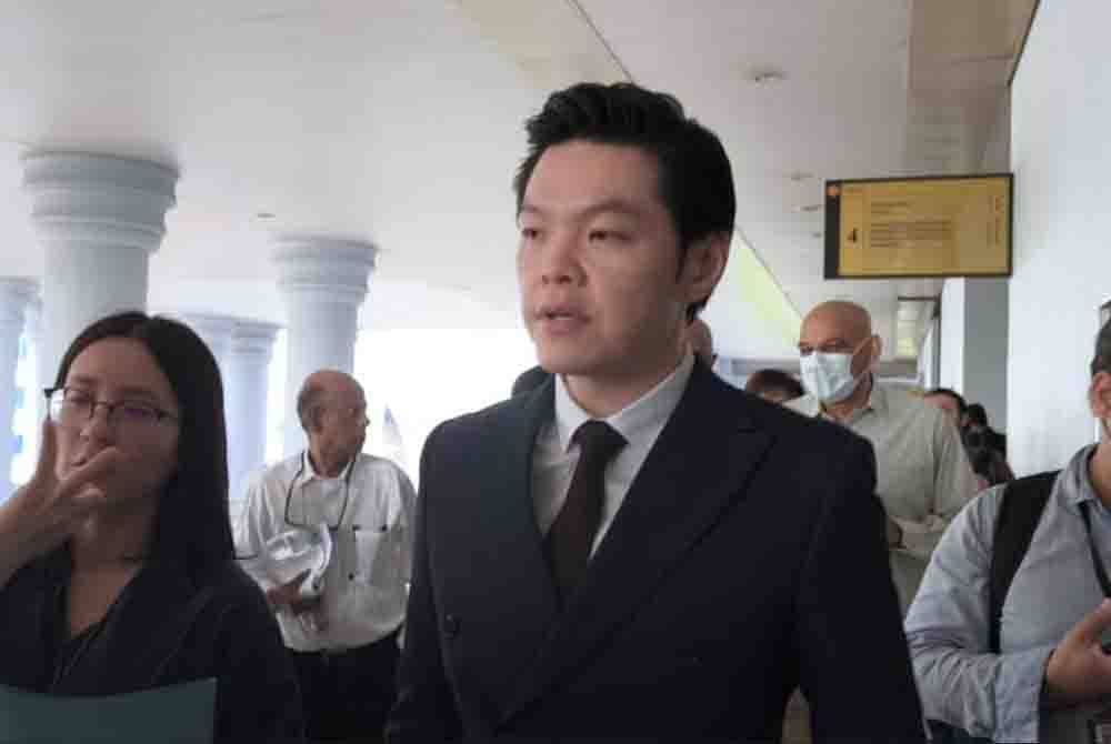 Meng Kheng hadir ke Mahkamah Majistret Kuala Lumpur dengan memakai kot berwarna hitam, bagi menghadapi satu pertuduhan melukakan perasaan agama orang lain, pada Rabu.