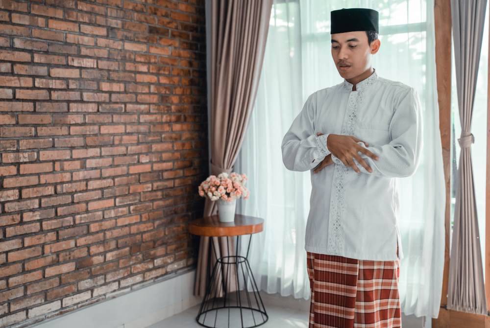 DISUNATKAN membaca ta'awuz sebelum Surah al-Fatihah dalam setiap rakaat.