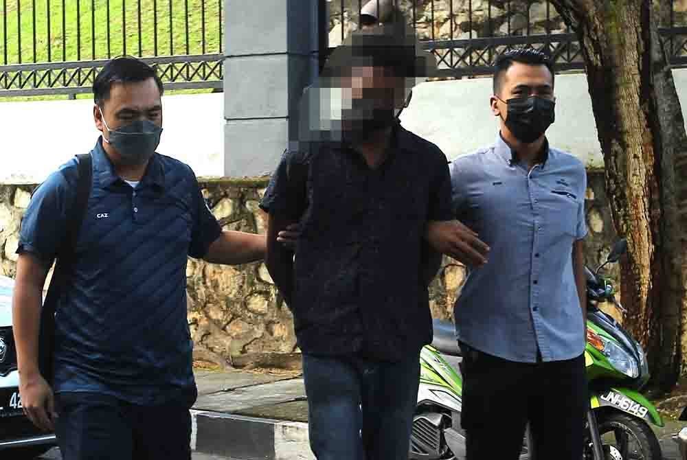 Tertuduh diiring polis ke Mahkamah Majistret atas pertuduhan membunuh seorang warga emas awal Januari lalu.