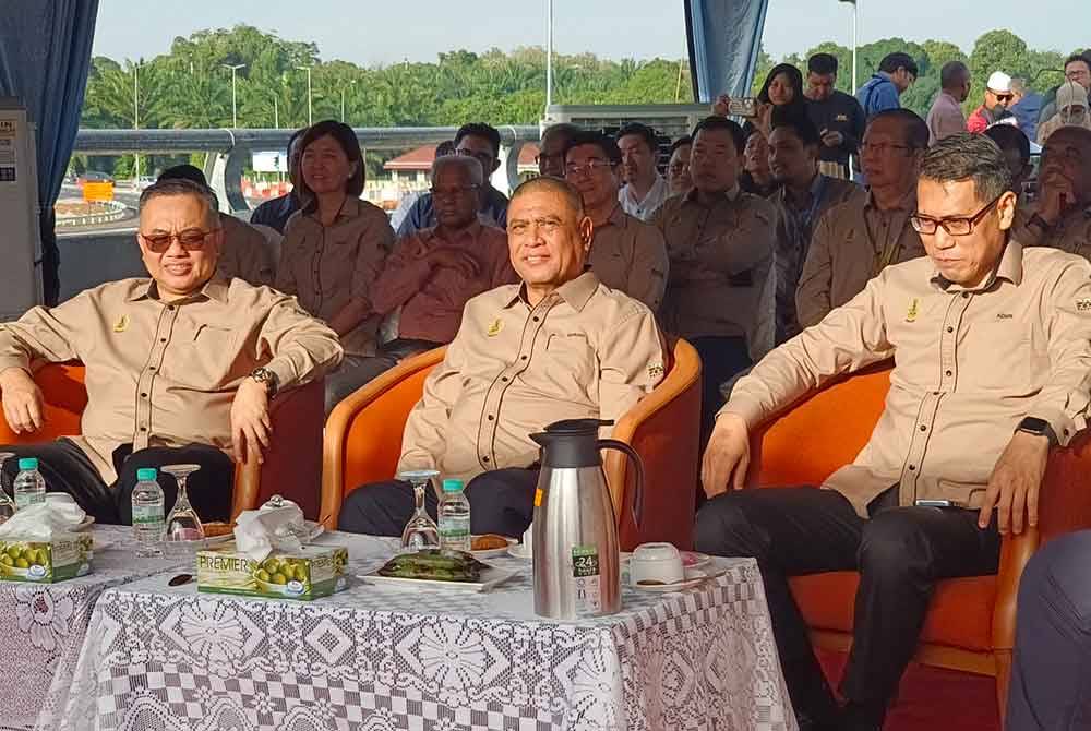 Saarani (tengah) pada lawatan kerja bersama Exco Kerajaan Negeri Perak ke Projek Lebuhraya Pesisiran Pantai Barat (WCE) Jajaran Seksyen 11 (Beruas-Taiping Selatan) di Changkat Jering di Taiping pada Rabu.