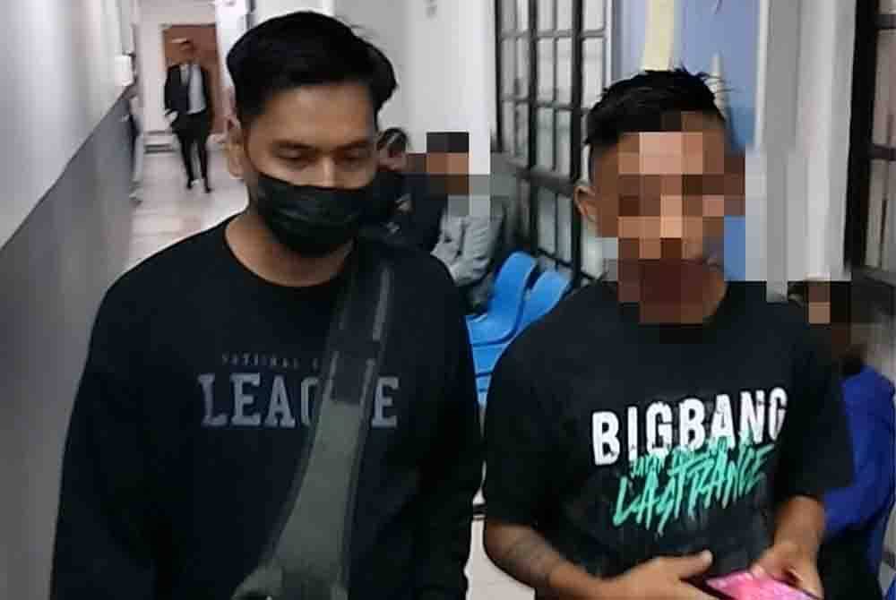 Rosmaini (kiri) tiba di Mahkamah Sesyen Johor Bahru