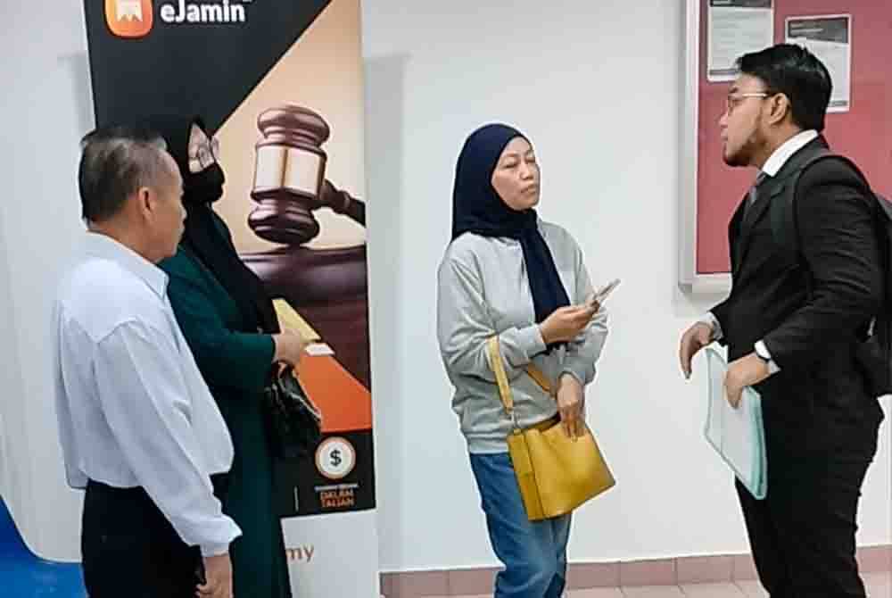 Keluarga Jahidah berbincang dengan peguam pemerhati sebelum prosiding kes berjalan di Mahkamah Sesyen Johor Bahru pada Rabu.