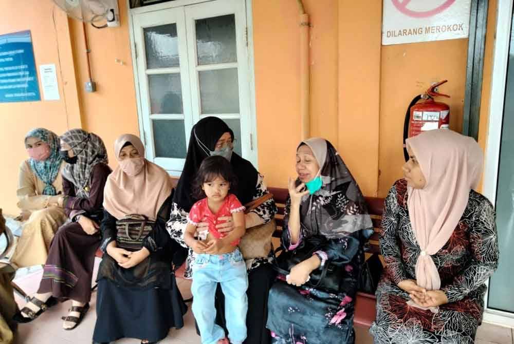 Anggota keluarga berada di luar Unit Forensik Hospital Pontian pada Rabu.