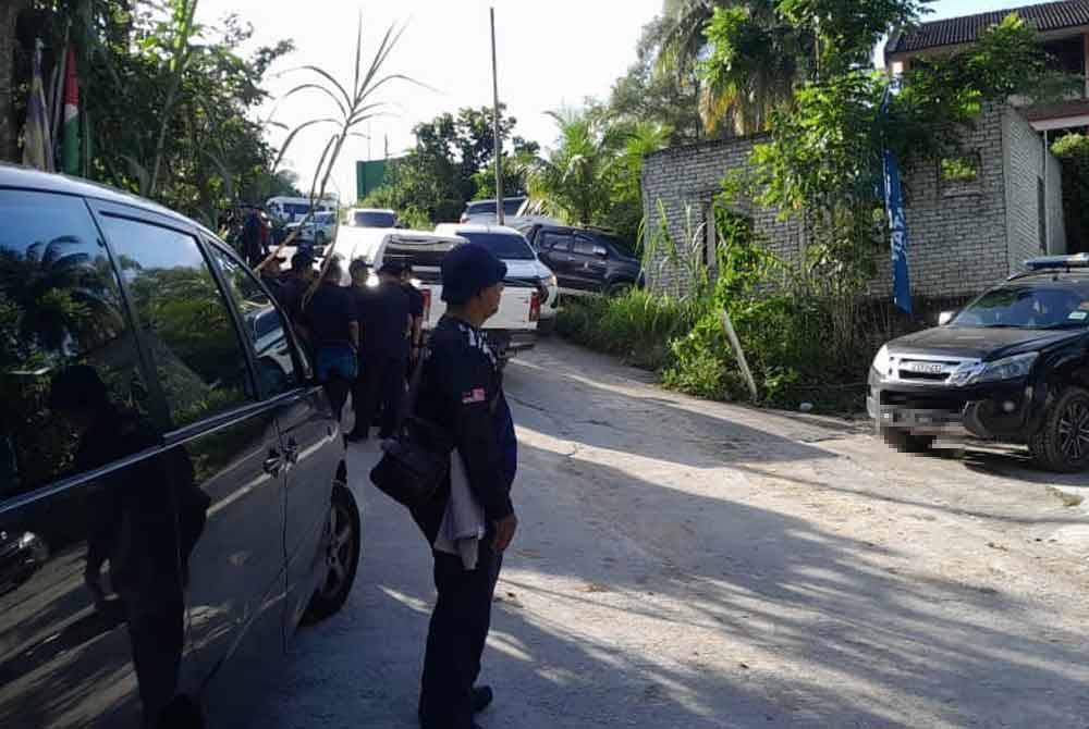 Operasi perobohan di Kampung Desa Mukmin Warisan bermula jam 8.30 pagi pada Rabu.