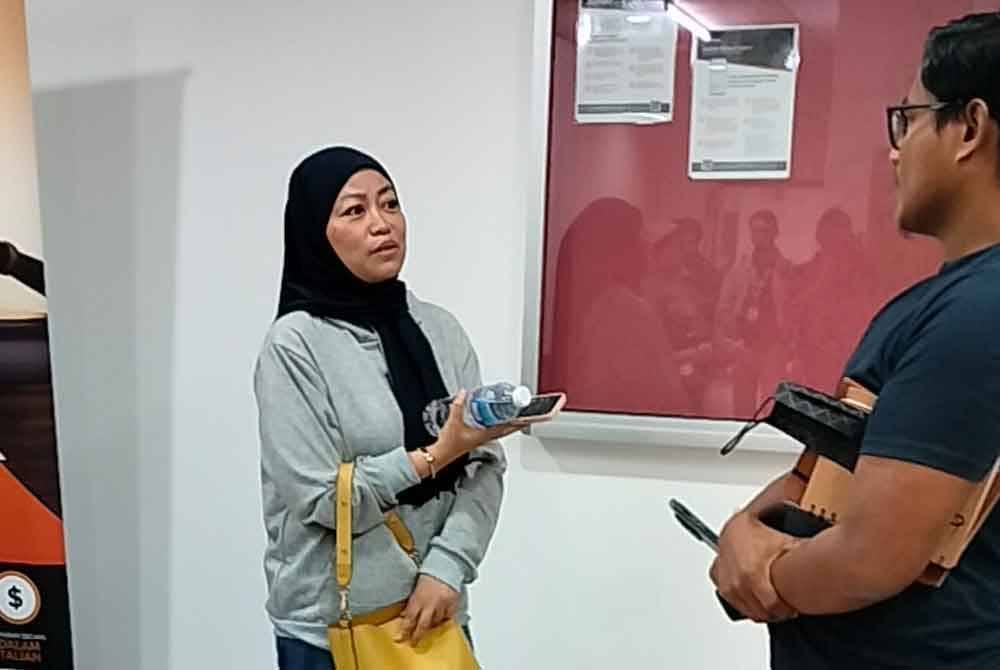 Fazariah (kiri) hadir ke Mahkamah Sesyen Johor Bahru pada Rabu untuk mengikuti prosiding membabitkan kes kakaknya Jahidah.
