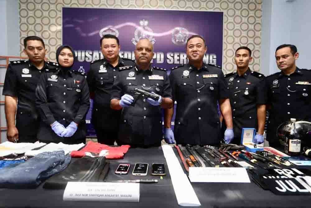 Anbalagan menunjukkan sepucuk pistol yang dirampas pada sidang akhbar di Ibu Pejabat Polis Daerah Serdang di sini pada Rabu.