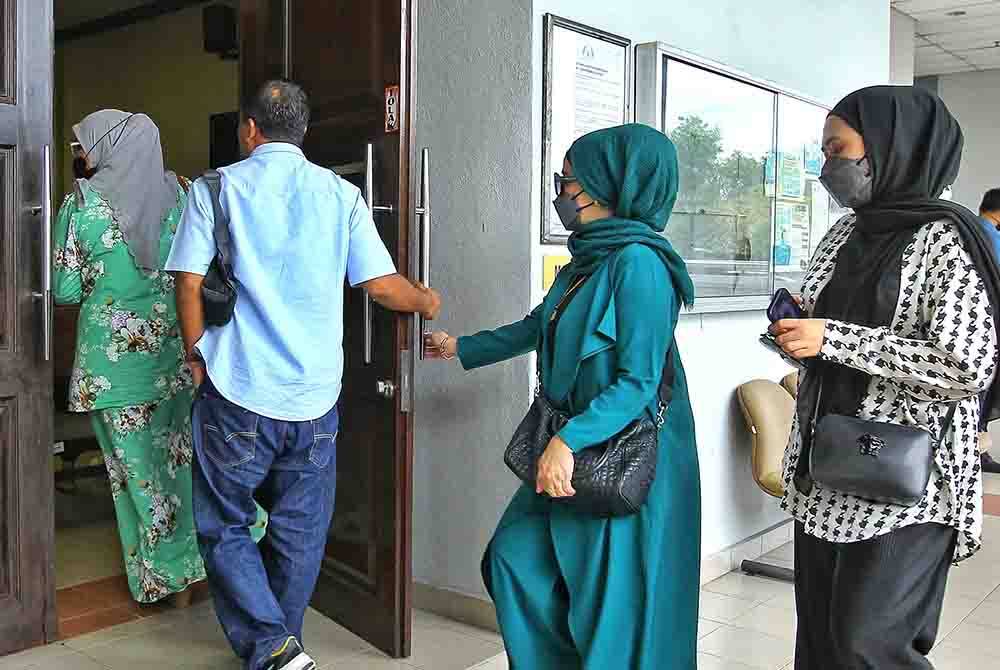 (Dari kanan) Hanis Syamimi, Hidayati dan
Massdzita hadir ke mahkamah