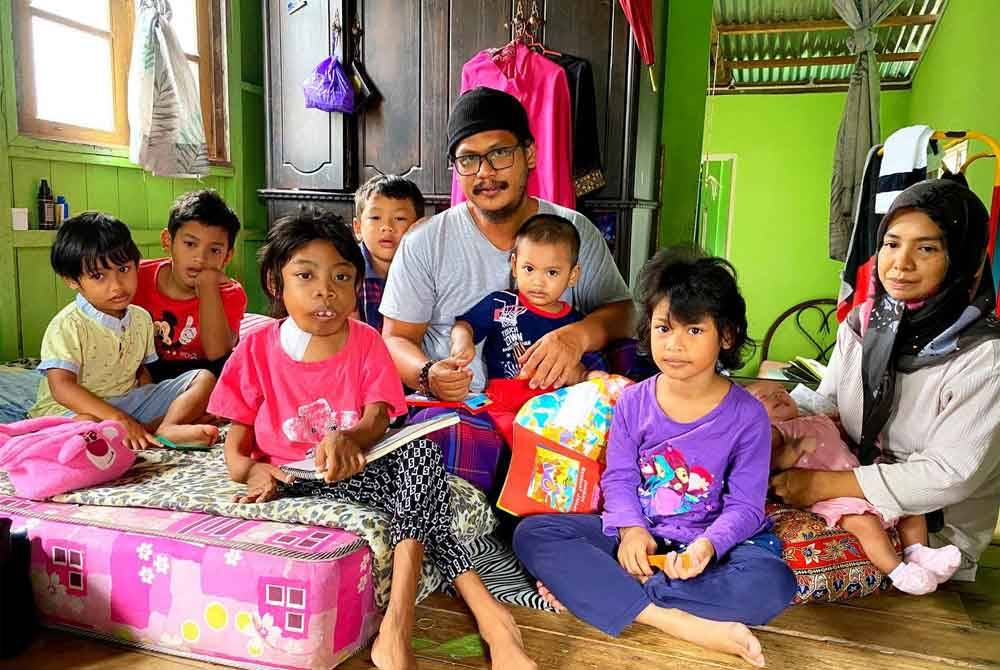 Nur Ainul Darwisya (tiga dari kiri) bersama ibu bapa serta enam adiknya di Kampung Batu Gajah, Tanah Merah.