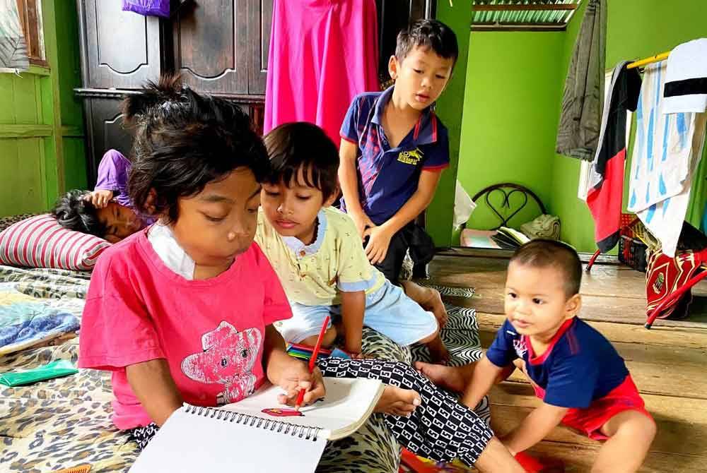 Penyakit buah pinggang yang dihidapi Nur Ainul Darwisya sejak berusia empat tahun itu menyebabkan kedua kaki anak sulung daripada tujuh beradik ini mengecil, serta tangan mulai membengkok, selain wajahnya mengalami perubahan.