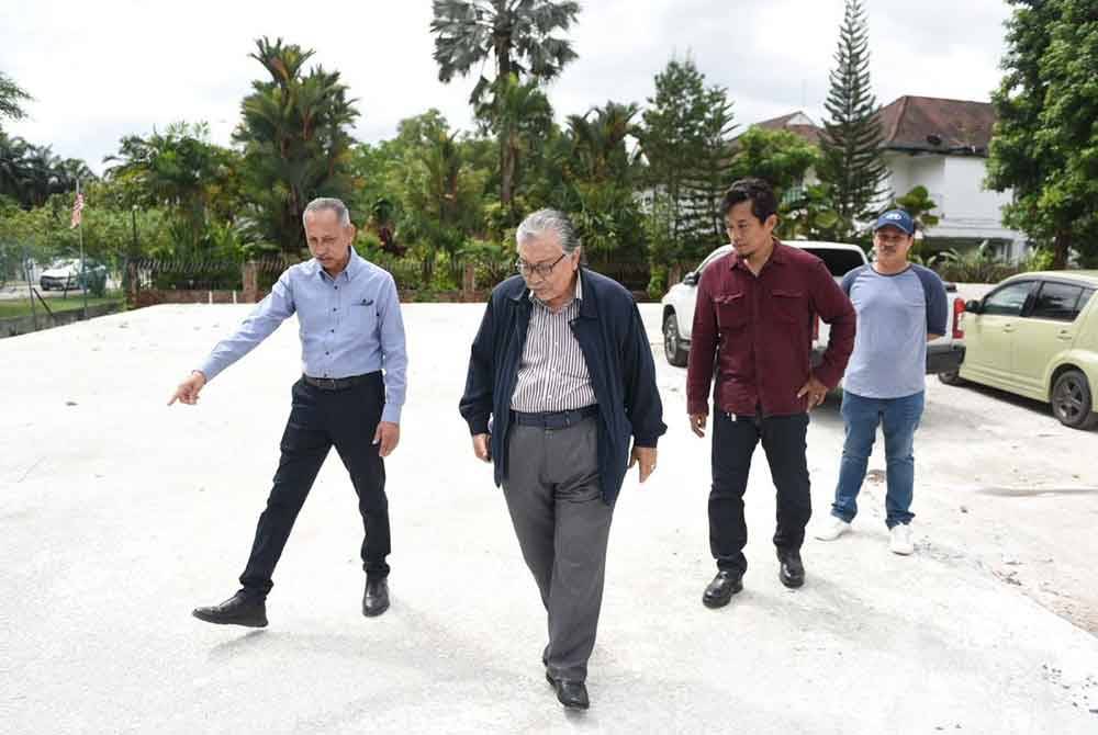 Yazid dan ahli jawatankuasa PWM meninjau tapak khemah 'marquee' yang dirobohkan DBKL tanpa notis. - FOTO: MOHD RAFIQ REDZUAN HAMZAH