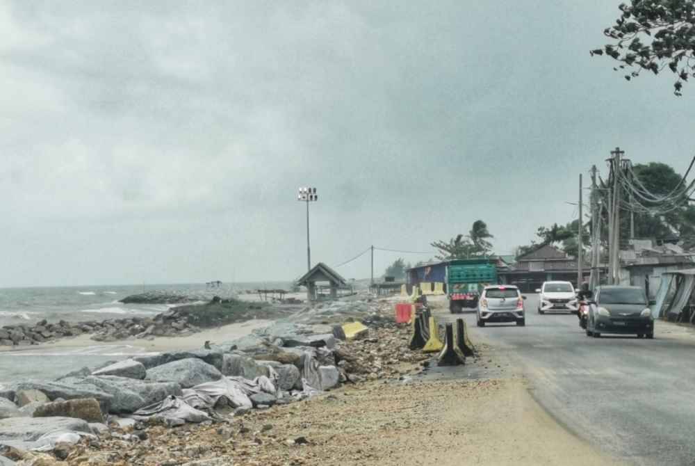 Masalah hakisan pantai bersebelahan Warung Pok Nong di Kampung Mengabang Telipot, Kuala Nerus berlarutan sejak sekian lama malah keadaan semakin buruk setiap kali musim tengkujuh melanda.