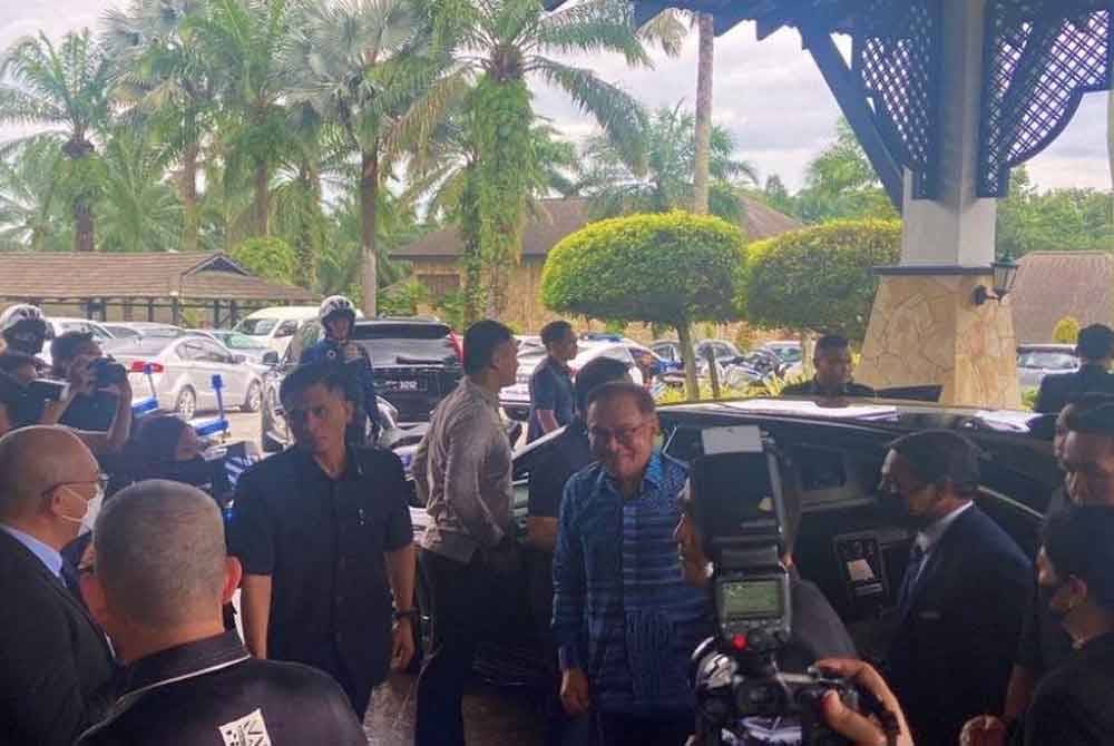 Anwar bersama 31 barisan ahli Kabinet hari ini menghadiri program Pemukiman Anggota Jemaah Menteri Kerajaan Perpaduan 2024. Foto Bernama