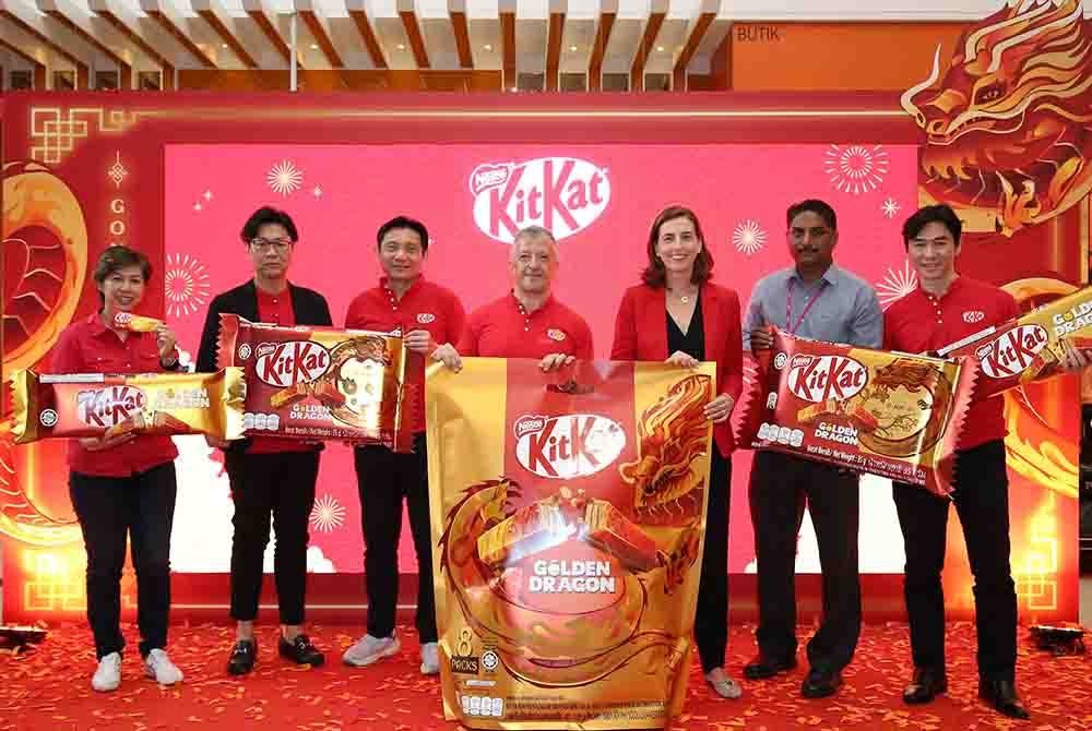 Casellas (tiga dari kanan) dan Ketua Pegawai Eksekutif, Nestlé (Malaysia) Berhad, Juan Aranols (empat dari kanan) bergambar bersama tetamu yang hadir pada majlis pelancaran KitKat Golden Dragon yang diadakan di Kuala Lumpur, baru-baru ini.