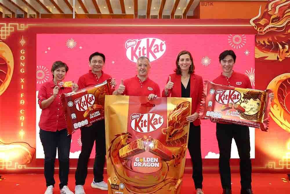 Casellas (dua dari kanan) dan Ketua Pegawai Eksekutif, Nestlé (Malaysia) Berhad, Juan Aranols (tiga dari kanan) bergambar bersama tetamu yang hadir pada majlis pelancaran KitKat Golden Dragon yang diadakan di Kuala Lumpur, baru-baru ini.
