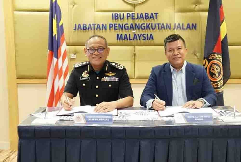 Rospiagos (kiri) dan Arisz (kanan) ketika majlis menandatangani MoU antara JPJ bersama Mache All Star United Sdn Bhd di Ibu Pejabat JPJ Putrajaya pada Rabu.