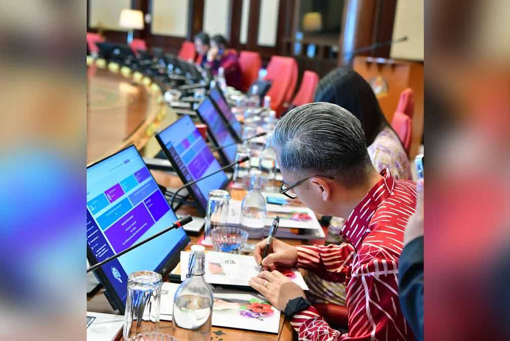 Fahmi turut menandatangani dan mengirim sekeping poskad khas kepada Setiausaha Agung PBB, Antonio Guterres.